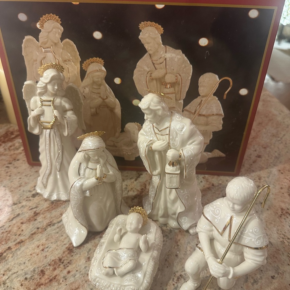Lenox Innocence Nativity Bone China Nativity Scene 2008 with Gold Accents New
